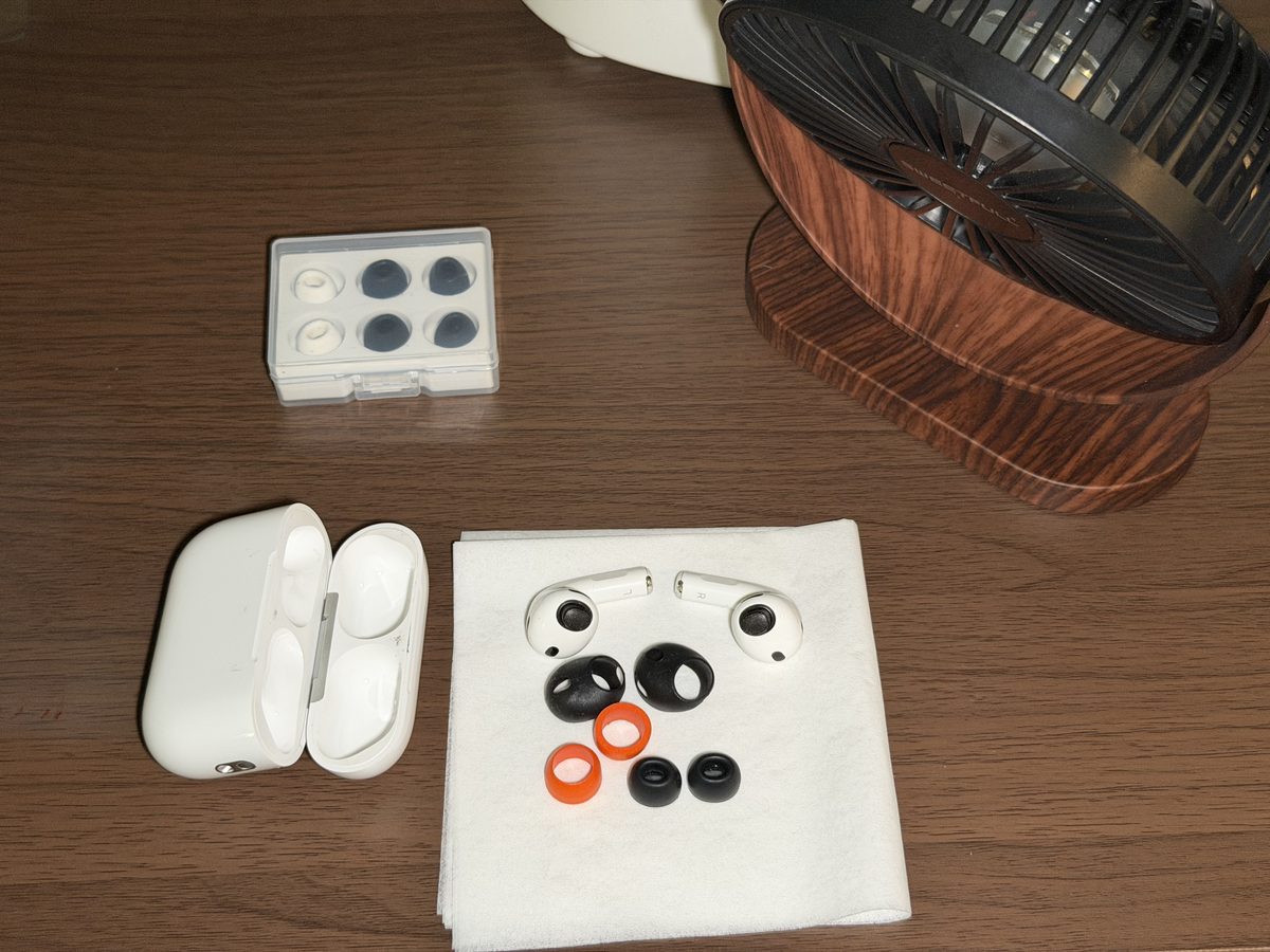 洗浄後のイヤーチップと拭き上げた本体を、扇風機の風が当たる場所に並べて乾燥させている様子の写真